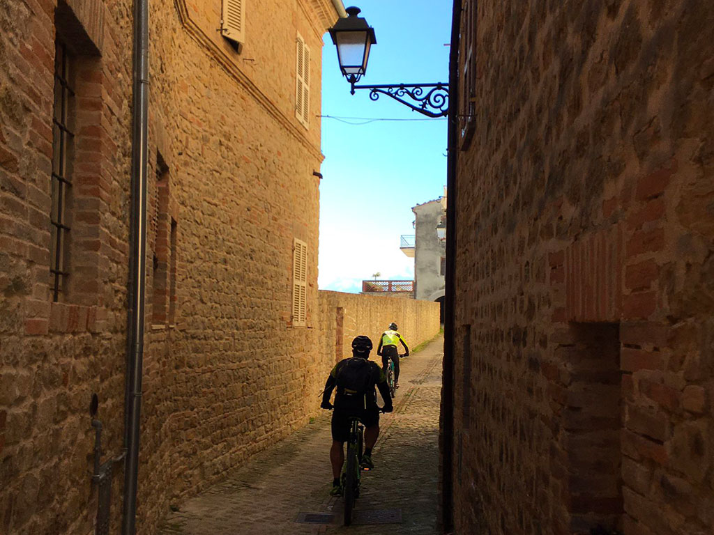 In bike attraverso Penna San Giovanni